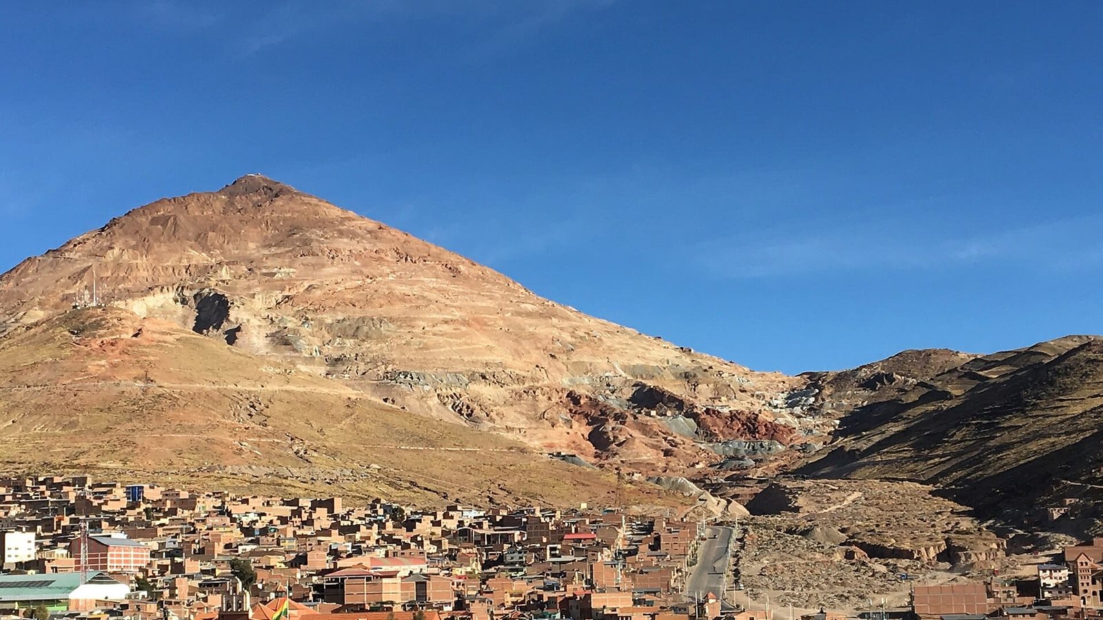 Cerro Rico de Potosí sobre la ciudad, corazón histórico de la minería boliviana